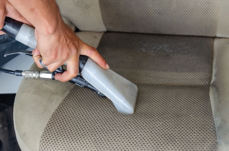 Reinigung eines Autositzes mit dem Sprühextraktionsgerät